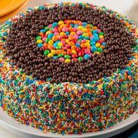 imagem Bolo de Chocolate com Brigadeiro, Bolinhas e Confetes