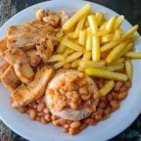 imagem Churrasquinho de frango ( arroz feijão farofa batata frita salada   filé de frango )