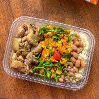 imagem R49) ISCAS DE SOBRECOXA ACEBOLADA + ARROZ INTEGRAL + FEIJÃO + FAROFA