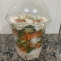 imagem temaki no copo camada de arroz salmao cream cheese e cebolinha e pepino 