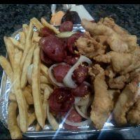 imagem gurjão de frango com calabesa mais  fritas