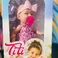 imagem BONECA COM LAÇO NA CABEÇA TITI 