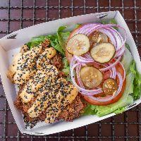 imagem Frango empanado, Salada Verde com Fritas