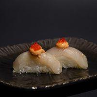 imagem Niguiri Robalo com Creme de Siracha e Ovas 