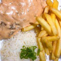 imagem Strognoff de Carne c/ batata frita (serve 1 pessoa)
