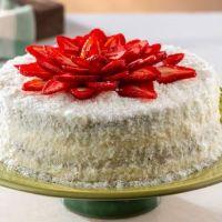 imagem Bolo de Abacaxi com coco, Recheio de Beijinho e Morangos