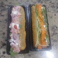imagem  1 hot  dog salmao crocante  pepino  1 hot aberto salmao fresco 