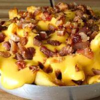 imagem Porção de batata palito com cheddar e bacon 400g