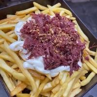 imagem Batata frita com carne seca desfiada e cream cheese é alho torrado 