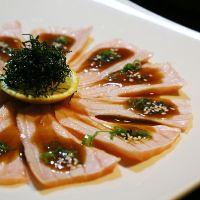 imagem Carpaccio de salmão selado e alho caramelizado