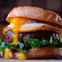 imagem 06 Egg Burguer ( pão , 2 carnes, ovo  , alface , tomate , milho e batata pallha )