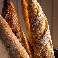 imagem 1 Baguete Parmesão + 1 Croissant 